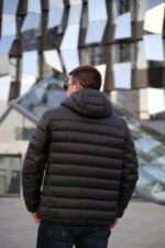 Чоловіча куртка, вигляд зі спини, чорний колір.