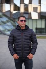 Зимова темно-синя, стьогана куртка для чоловіків, на моделі вигляд спереду, застібнута,
