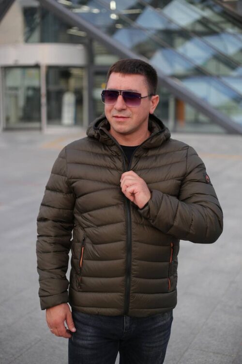 Стьобана зимова куртка у кольорі хакі, вигляд спереду, застібнута.