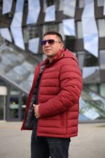 Куртка для мужчин в винном цвете, вид сбоку, расстегнута.