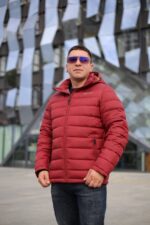 Стеганая зимняя куртка в винном цвете, вид спереди, застегнута.