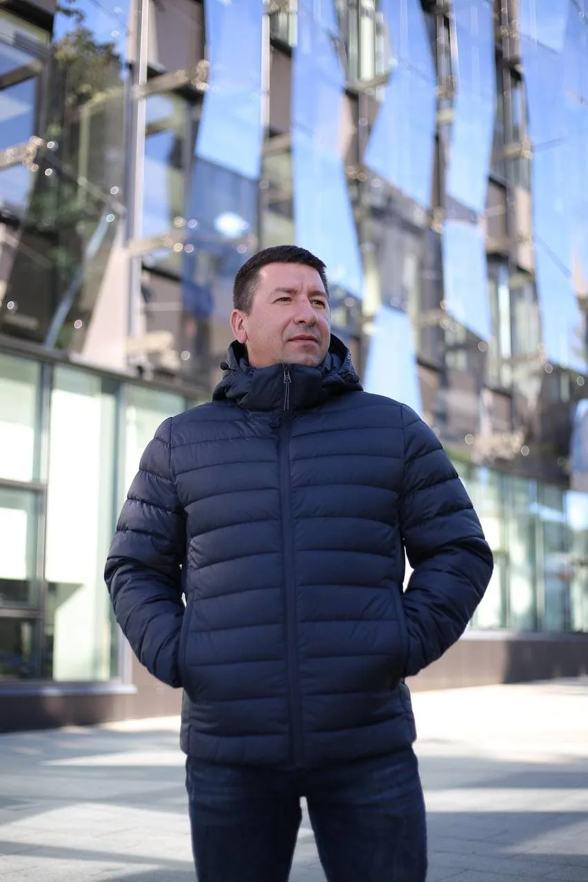 Куртка для мужчин, темно-синий цвет, вид спереди, застегнута.