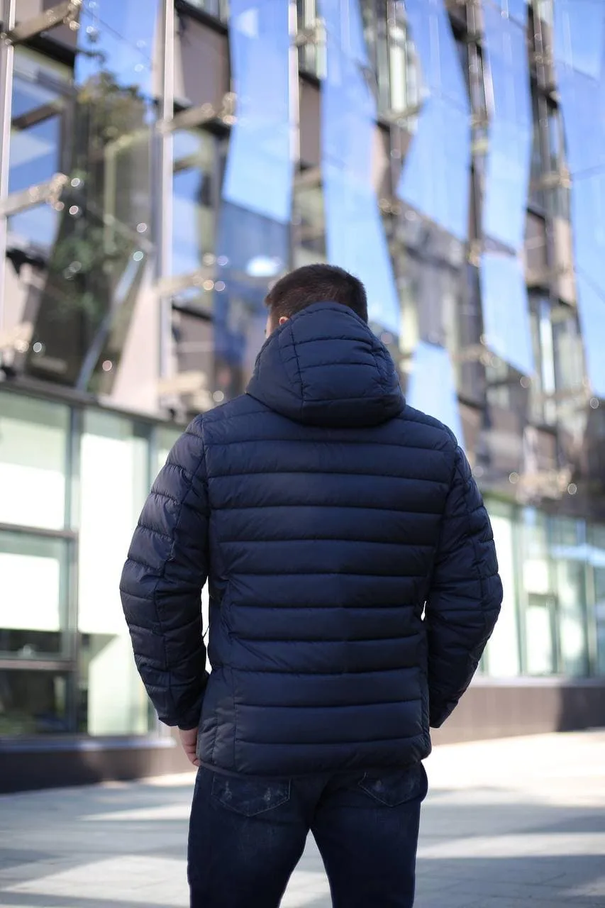 Темно-синяя куртка, вид со спины.