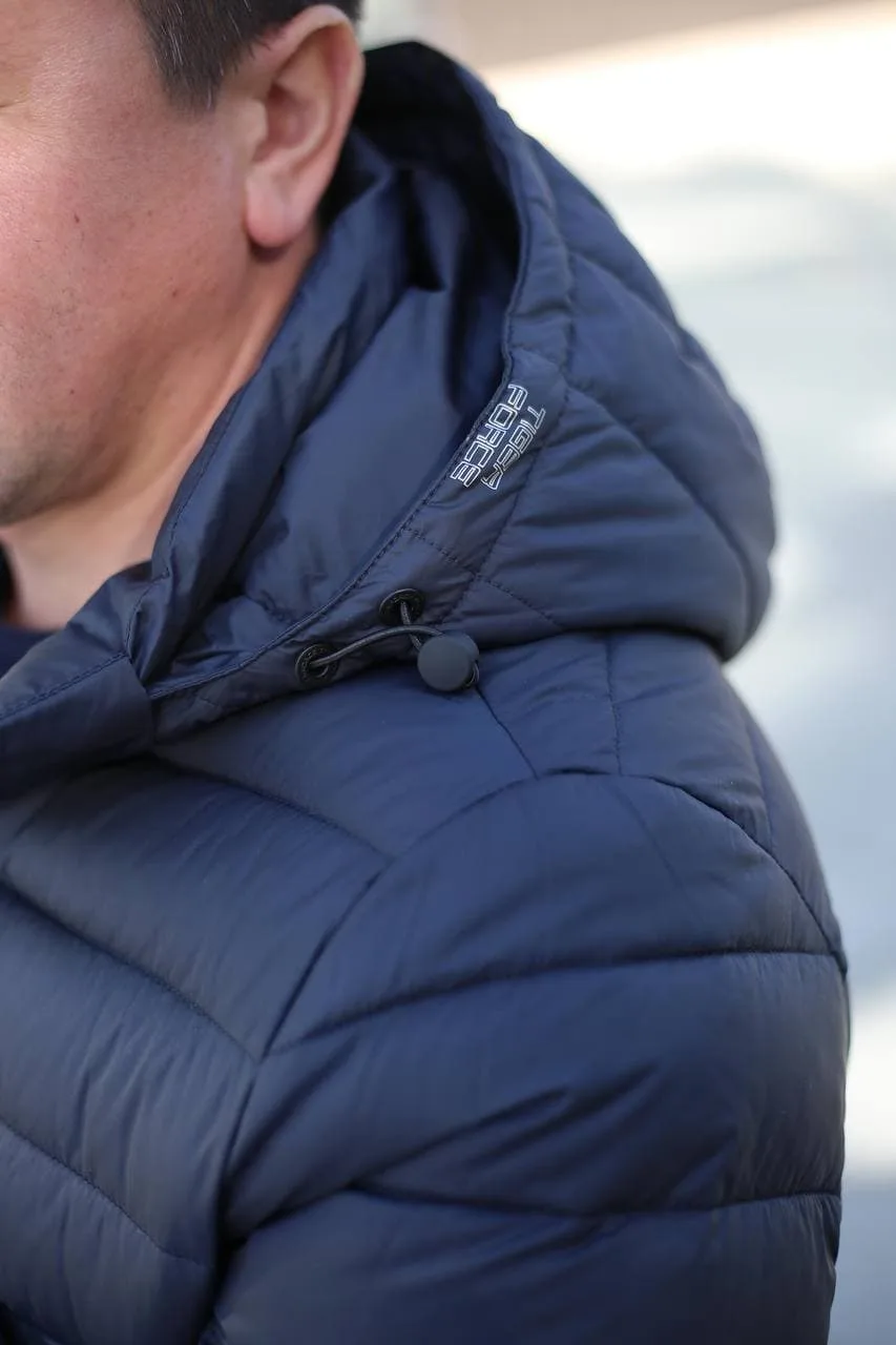 Съемный капюшон куртки, темно-синий цвет.