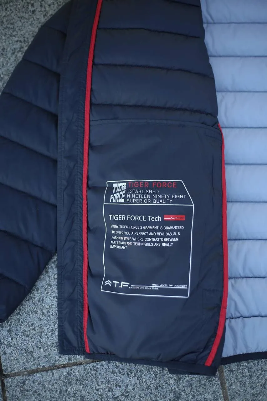 Подкладка куртки с утеплителем, темно-синий цвет.