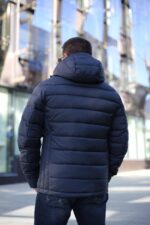 Зимова чоловіча куртка у темно-синьому кольорі, вигляд зі спини.