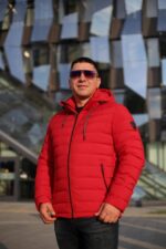 Червона куртка для чоловіків, крупний план.