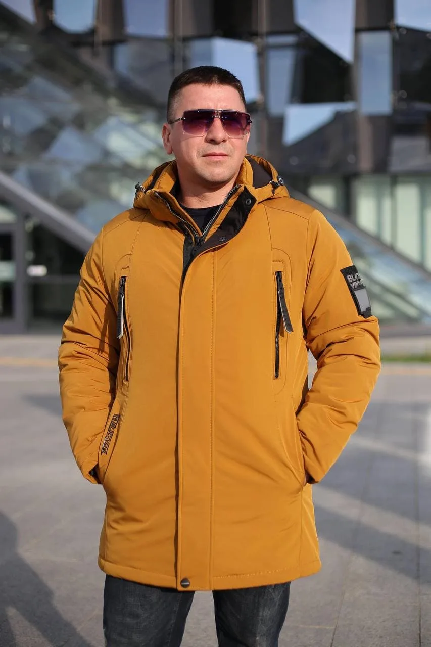 Зимняя куртка-пальто Black Vinyl С21-1876L на модели, вид спереди.