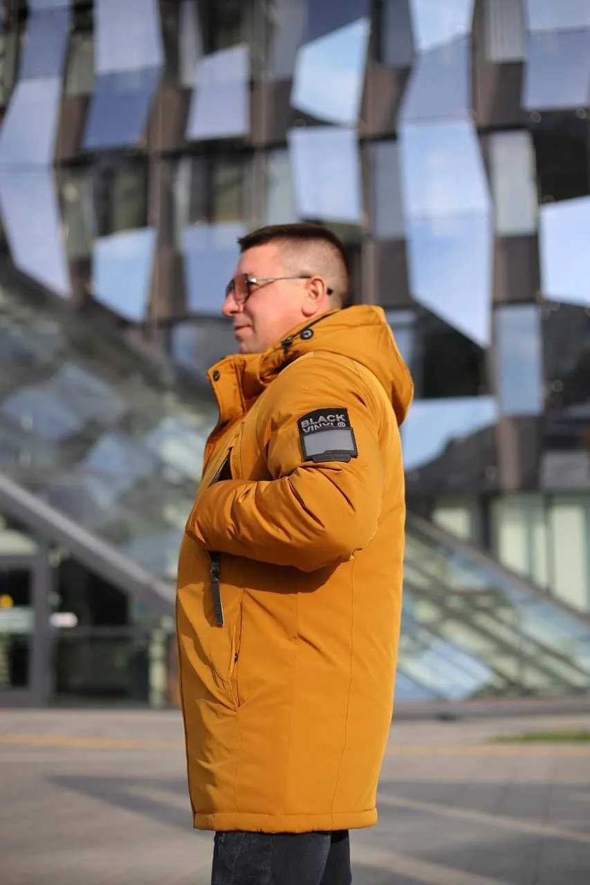 Модель в зимней куртке Black Vinyl, вид сбоку.