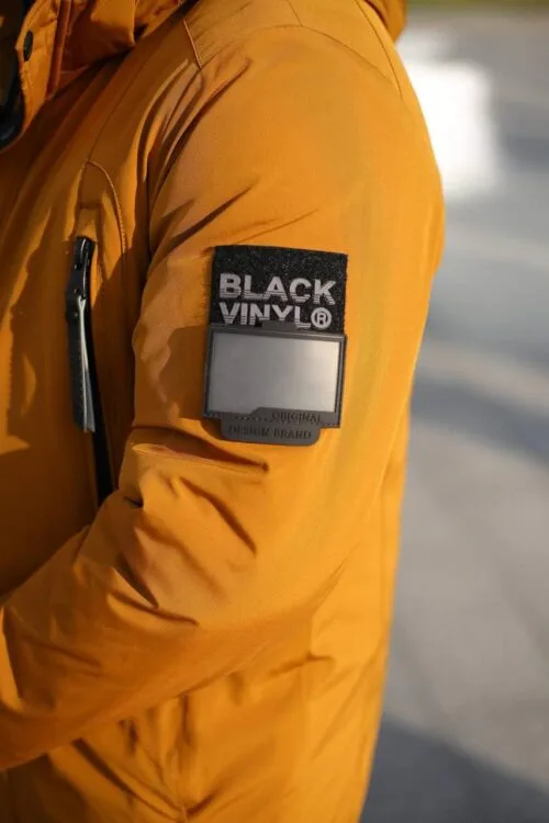 Шеврон бренду Black Vinyl на лівому рукаві зимової куртки.