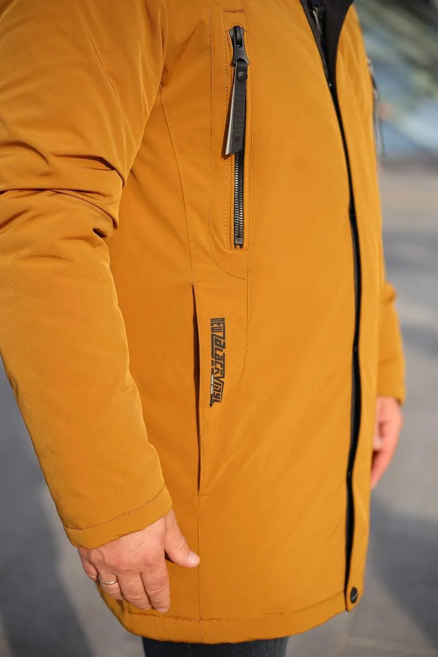 Детали карманов зимней куртки, крупный план.