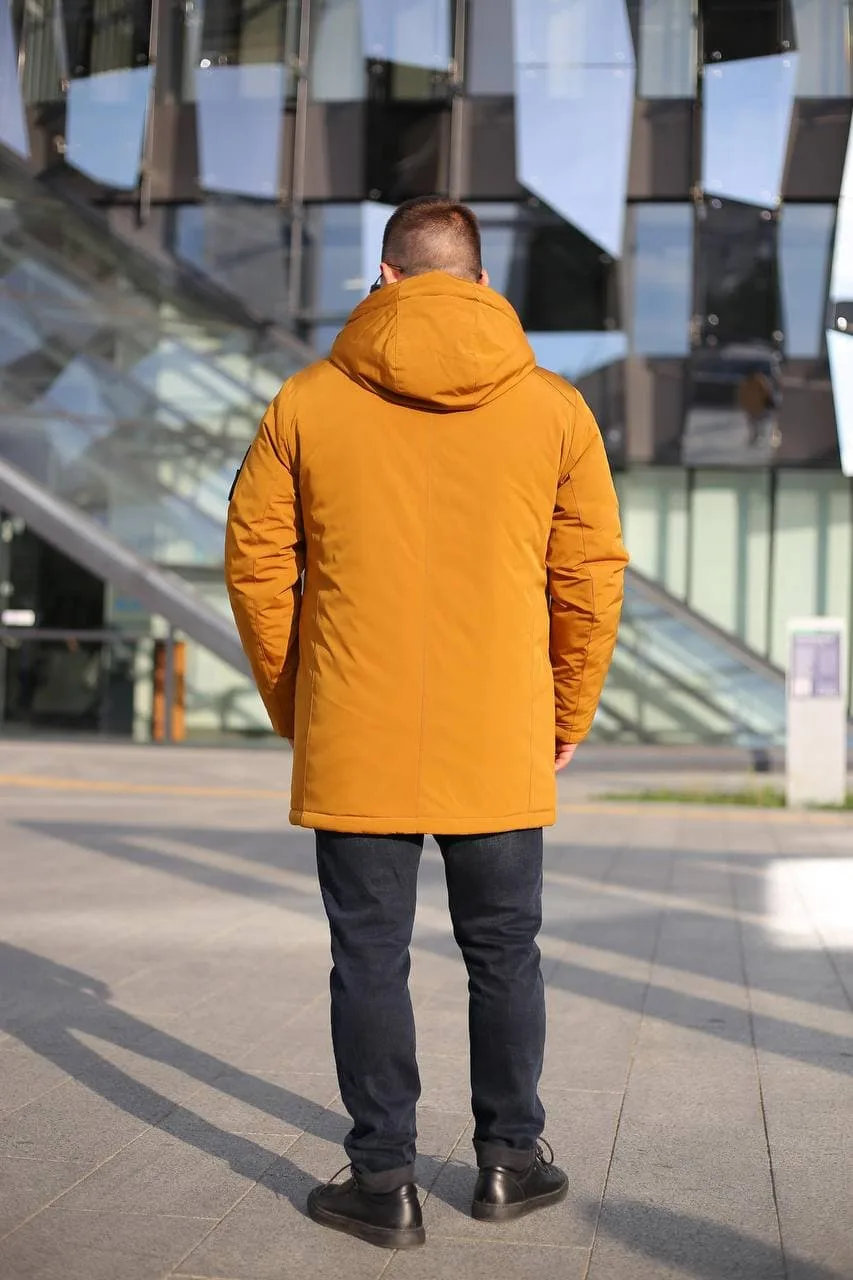 Зимняя куртка на модели, вид со спины.