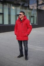 Общий панорамный вид, в полный рост, мужской, красной куртки-парки Kings Wind 1W24