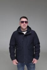 Чоловіча куртка для міжсезоння з легким утеплювачем, темно-синій колір.