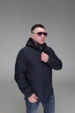 Весняно-осіння куртка з водовідштовхуючої тканини, вид спереду.