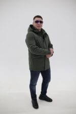 Чоловіча весняно-осіння куртка оливкового кольору, повний вигляд спереду.
