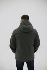 Весняна куртка оливкового кольору, вигляд зі спини.