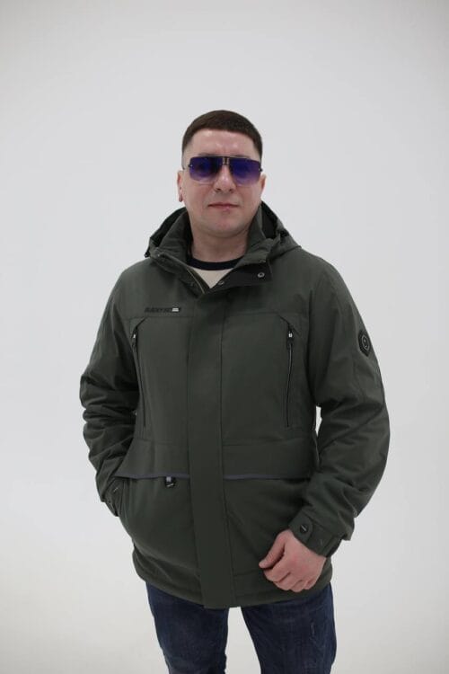 Мужская куртка Black Vinyl TC23-2220 в цвете оливковый, крупный план, застегнутая.