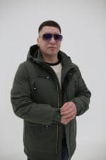 Демісезонна куртка для чоловіків у кольорі оливковий, крупний план, розстібнута.