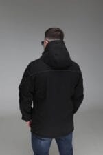 Весняна куртка чорного кольору, вигляд зі спини.