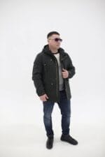 Мужская куртка Black Vinyl TC23-2220 хаки, вид полуобертом.