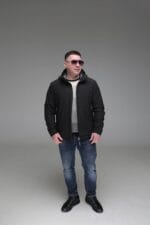 Чоловіча куртка Black Vinyl TC23-2197 із знімним капюшоном, чорний колір, вид спереду.