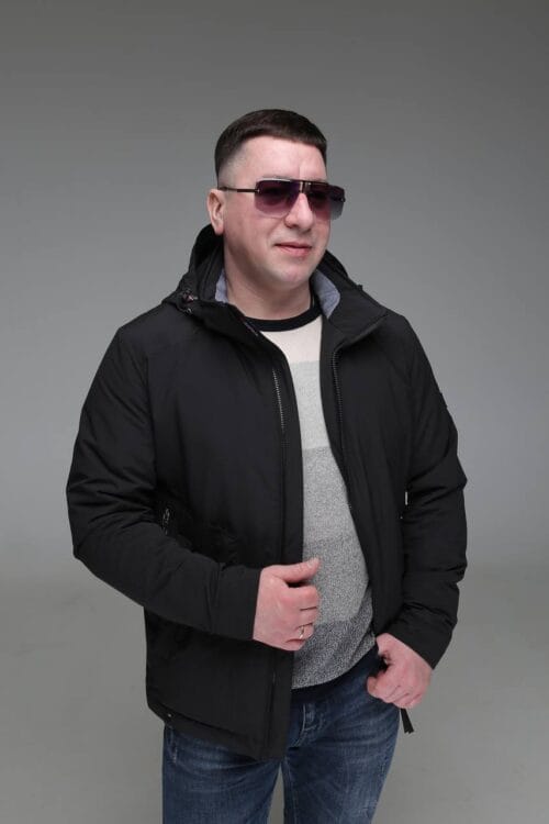 Чоловіча демісезонна куртка Black Vinyl TC23-2197, чорний колір, вигляд спереду.