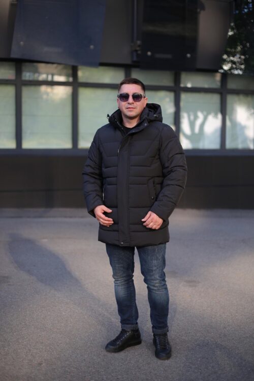 Стильная зимняя куртка Black Vinyl C23-2237C в черном цвете вид спереди