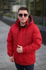 Червона зимова куртка