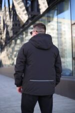 Осенняя куртка Black Vinyl TC24-2338 в черном цвете для мужчины