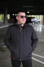 Мужская осенняя куртка Black Vinyl TC24-2335 в цвете черный-шоколад