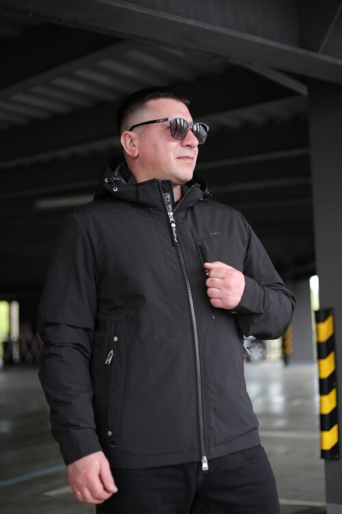 Чоловіча осіння куртка Black Vinyl TC24-2388 в чорному кольорі
