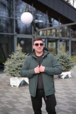 Осенняя куртка Black Vinyl TC24-2356 для мужчины в цвете малахит для мужчин